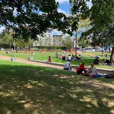 بيت شباب Kinlay Eyre Square - In Ireland 2025 *
